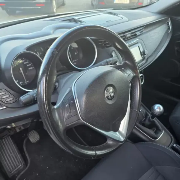 Alfa Romeo Giulietta 2016 - 10950 EUR, 172955 km - AUTO.MOTO.pt - 172955km - foto 29 de 32