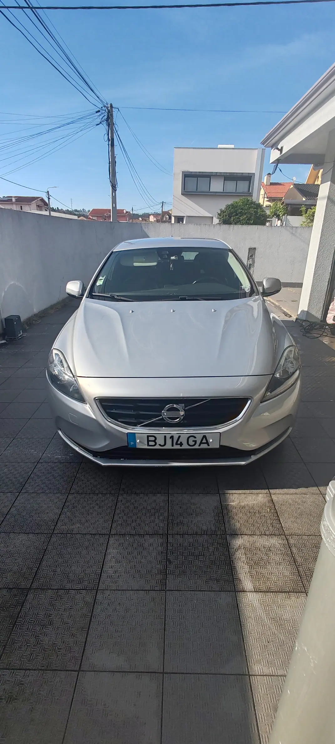 Volvo V40 2013 - 7600 EUR, 290000 km - AUTO.MOTO.pt - 290000km - foto 1 de 14