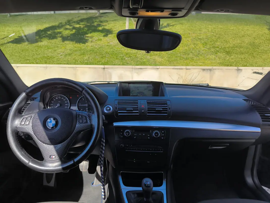 BMW 118 2011 - 10500 EUR, 337000 km - AUTO.MOTO.pt - 337000km - foto 8 de 15