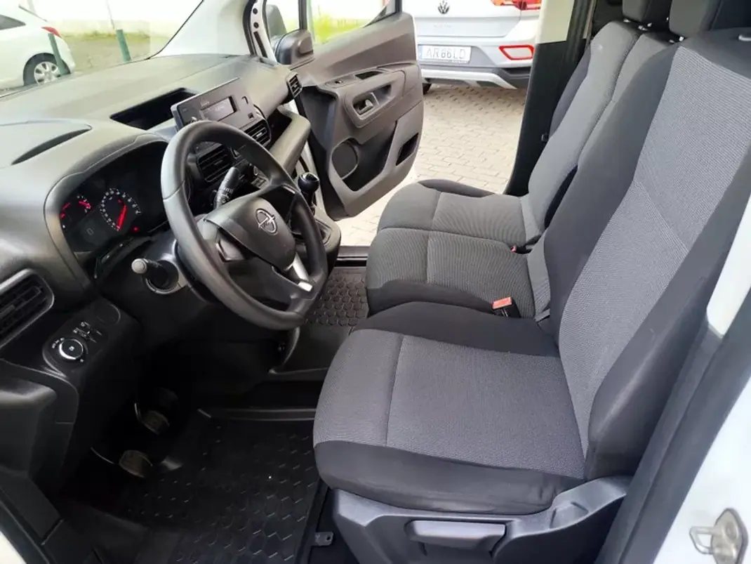 Opel COMBO 2019 - 11980 EUR, 162000 km - AUTO.MOTO.pt - 162000km - foto 2 de 21