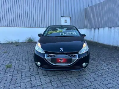 Peugeot 208 2013 - 10990 EUR, 129992 km - AUTO.MOTO.pt - 129992km - foto 2 de 17