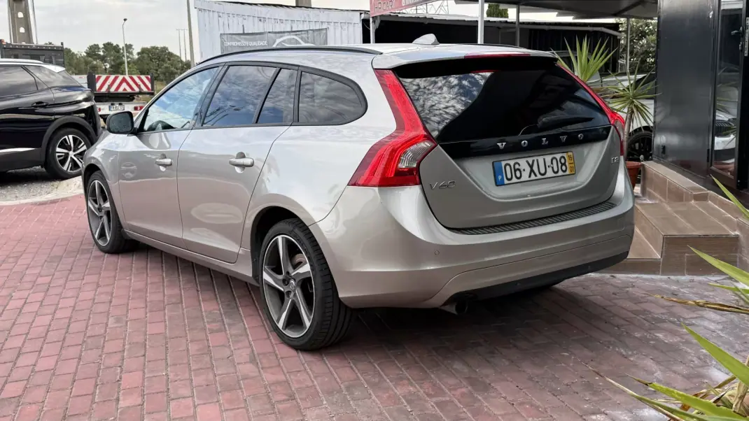 Volvo V60 2015 - 9990 EUR, 265000 km - 265000km - foto 8 de 25