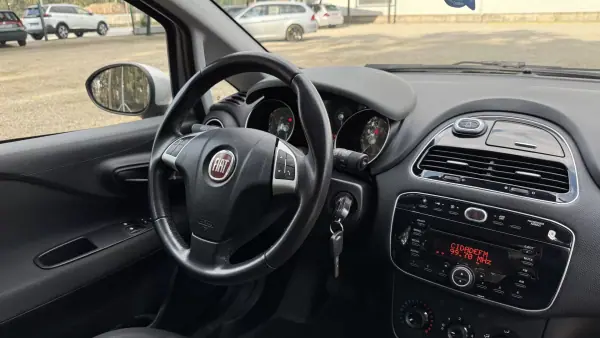 Fiat Punto 2015 - 9000 EUR, 170000 km - AUTO.MOTO.pt - 170000km - foto 17 de 34