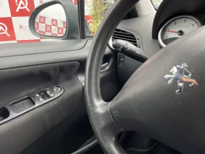 Peugeot 207 2009 - 5990 EUR, 180168 km - AUTO.MOTO.pt - 180168km - foto 15 de 17