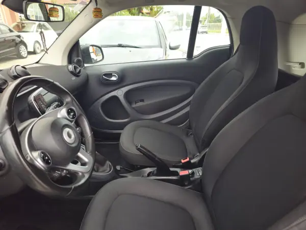Smart ForTwo Coupé 2017 - 9990 EUR, 88000 km - AUTO.MOTO.pt - 88000km - foto 7 de 10