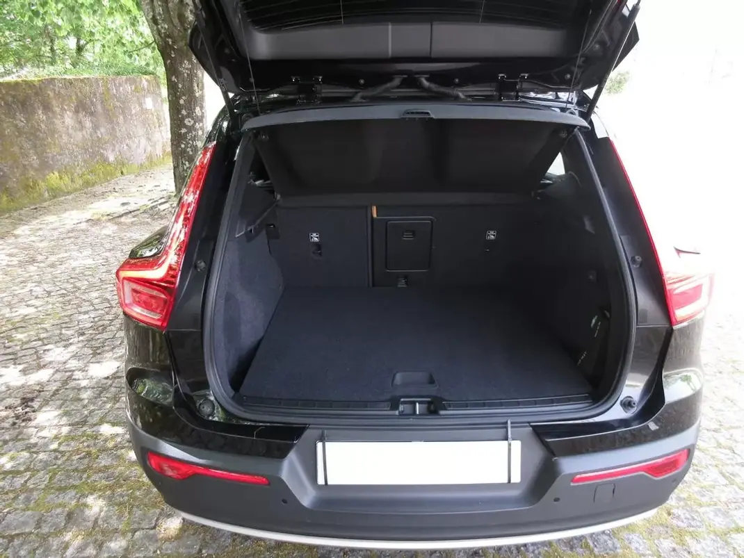 Volvo XC 40 2019 - 29490 EUR, 70000 km - AUTO.MOTO.pt - 70000km - foto 18 de 60