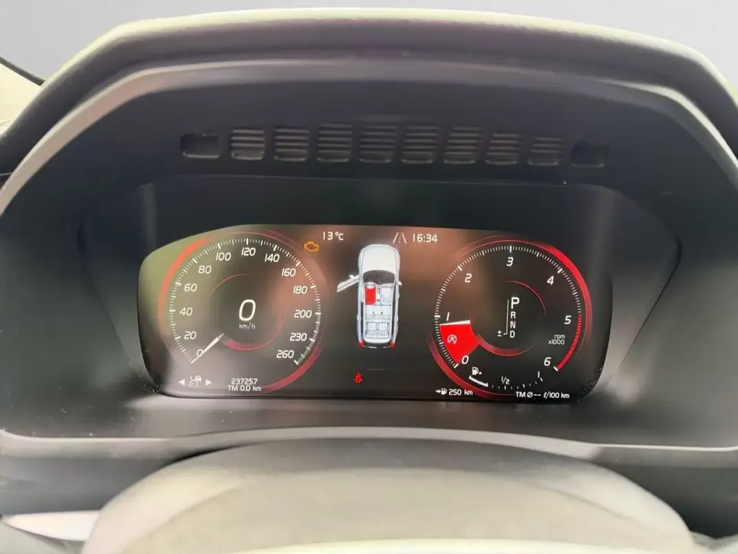 Volvo XC 90 2018 - 28990 EUR, 237257 km - 237257km - foto 15 de 16