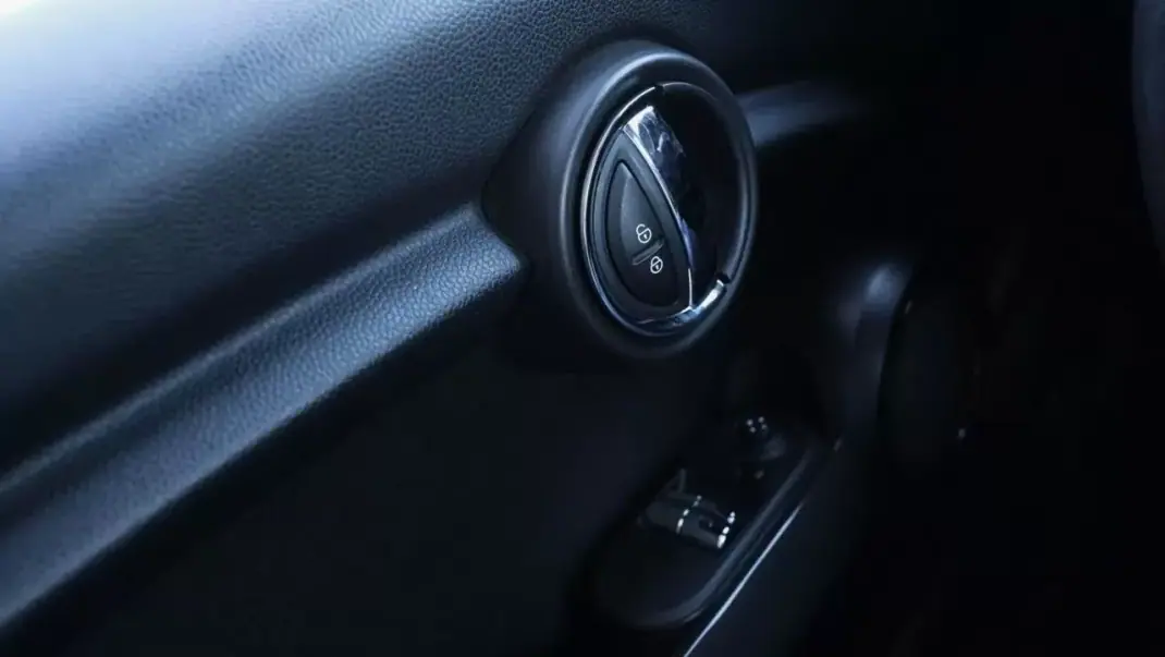 MINI 3 Portas 2016 - 13999 EUR, 89000 km - 89000km - foto 22 de 23