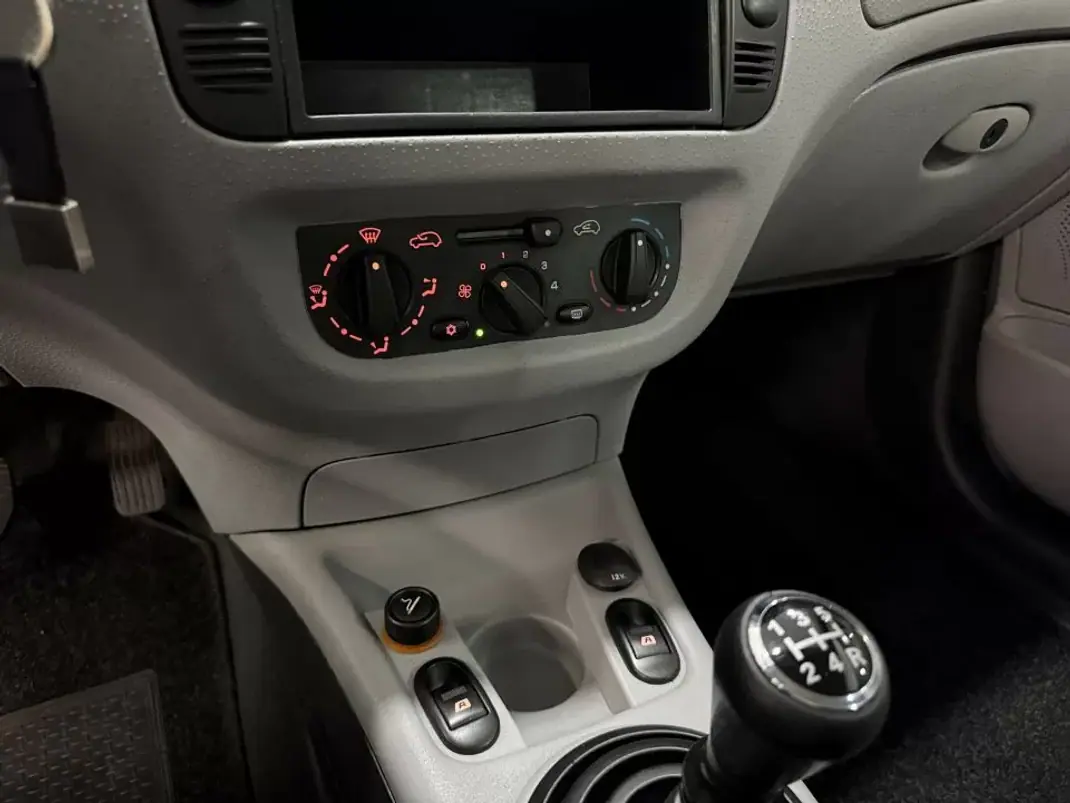 Citroën C3 2002 - 2450 EUR, 174144 km - AUTO.MOTO.pt - 174144km - foto 14 de 16