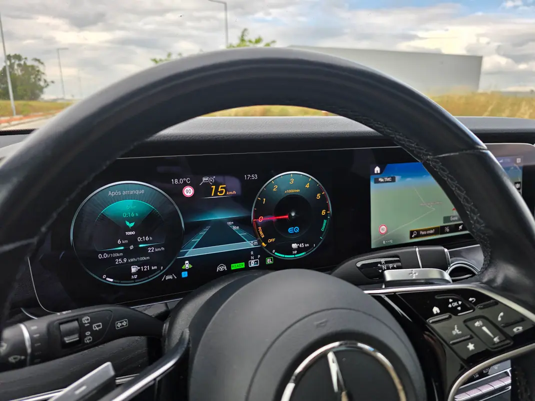 Mercedes-Benz E 300 2020 - 35500 EUR, 151500 km - AUTO.MOTO.pt - 151500km - foto 8 de 11