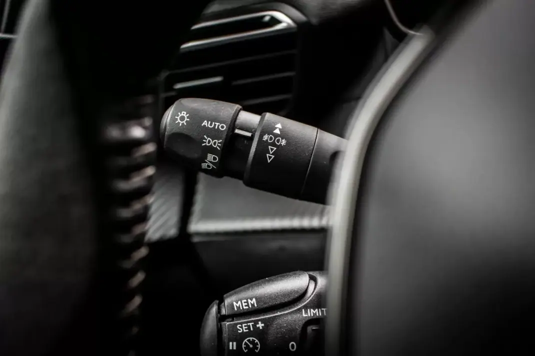 Peugeot e-2008 2021 - 20850 EUR, 60050 km - AUTO.MOTO.pt - 60050km - foto 16 de 44