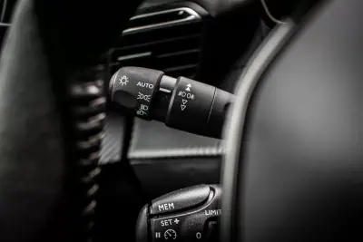 Peugeot e-2008 2021 - 20850 EUR, 60050 km - AUTO.MOTO.pt - 60050km - foto 16 de 44