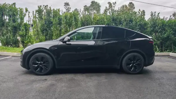 Tesla Model Y 2024 - 49950 EUR, 25000 km - AUTO.MOTO.pt - 25000km - foto 3 de 13