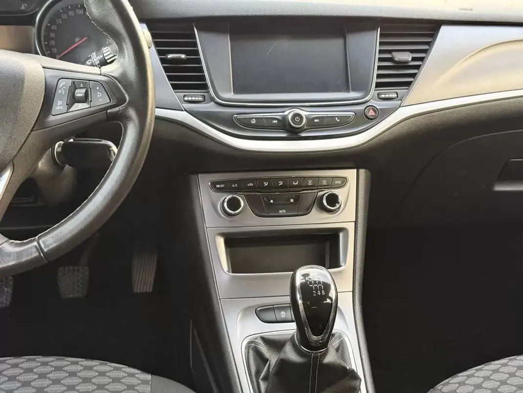 Opel Astra Sports Tourer 2019 - 11900 EUR, 128400 km - AUTO.MOTO.pt - 128400km - foto 7 de 10