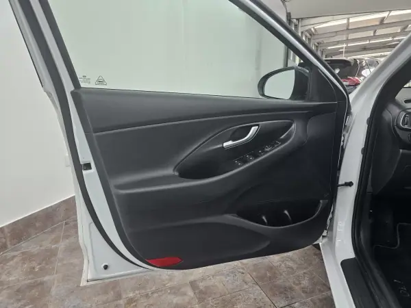 Hyundai i30 SW 2018 - 12950 EUR, 117053 km - AUTO.MOTO.pt - 117053km - foto 12 de 41