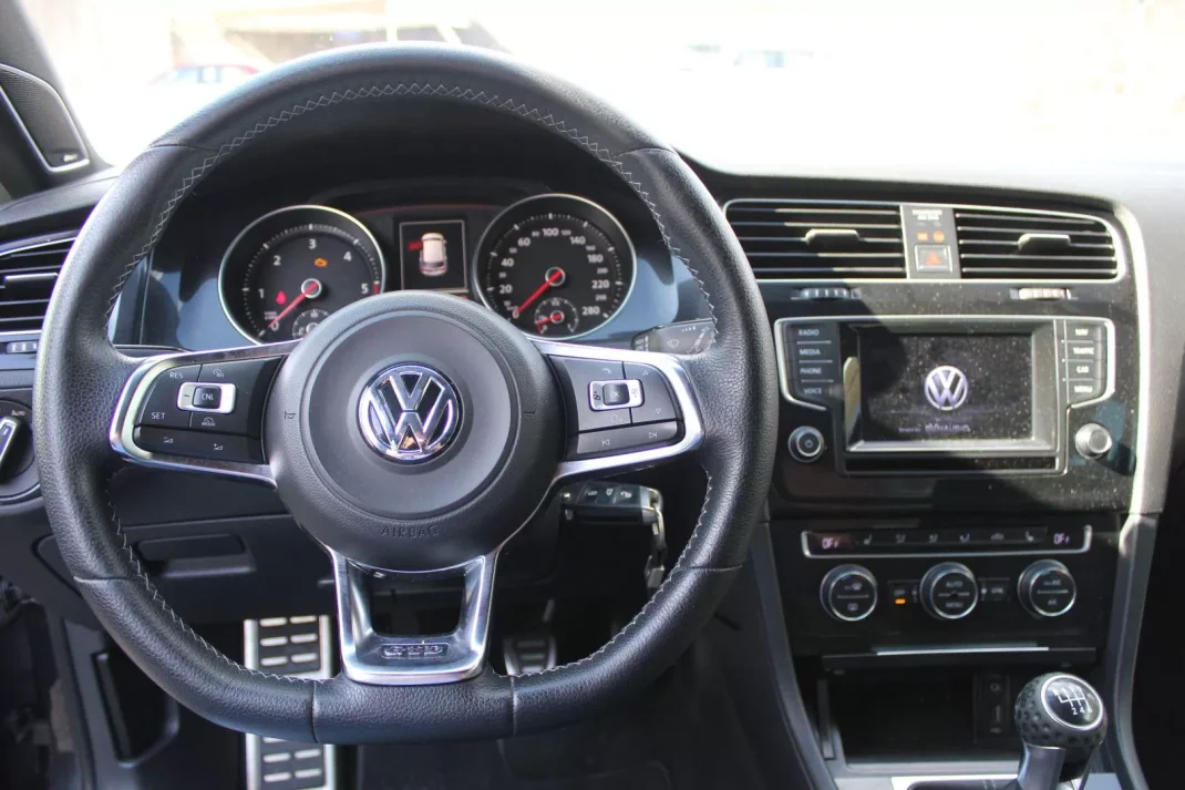 Volkswagen Golf 2015 - 18500 EUR, 230100 km - AUTO.MOTO.pt - 230100km - foto 13 de 19