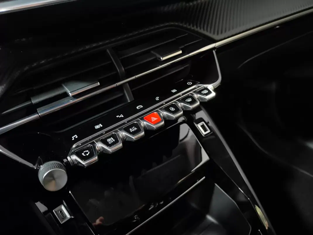 Peugeot 208 2019 - 14500 EUR, 90000 km - AUTO.MOTO.pt - 90000km - foto 41 de 60