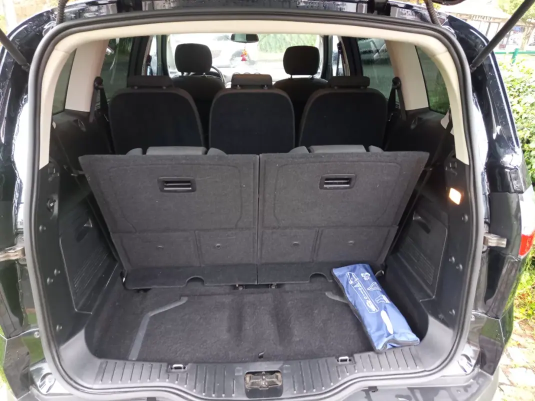 Ford S-Max 2009 - 7990 EUR, 214424 km - 214424km - foto 9 de 11