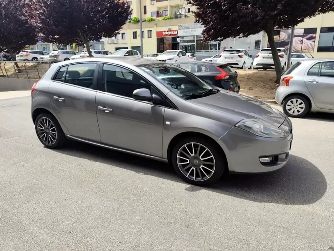 Fiat Bravo 2010 - 5980 EUR, 147000 km - AUTO.MOTO.pt - 147000km - foto 7 de 23