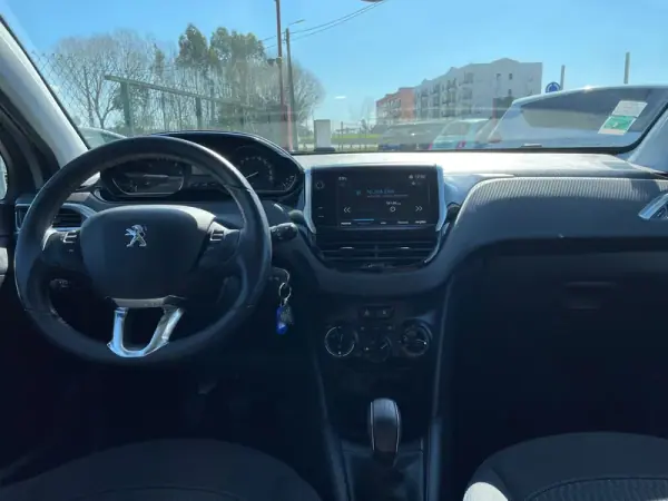 Peugeot 208 2018 - 10250 EUR, 88200 km - AUTO.MOTO.pt - 88200km - foto 8 de 17