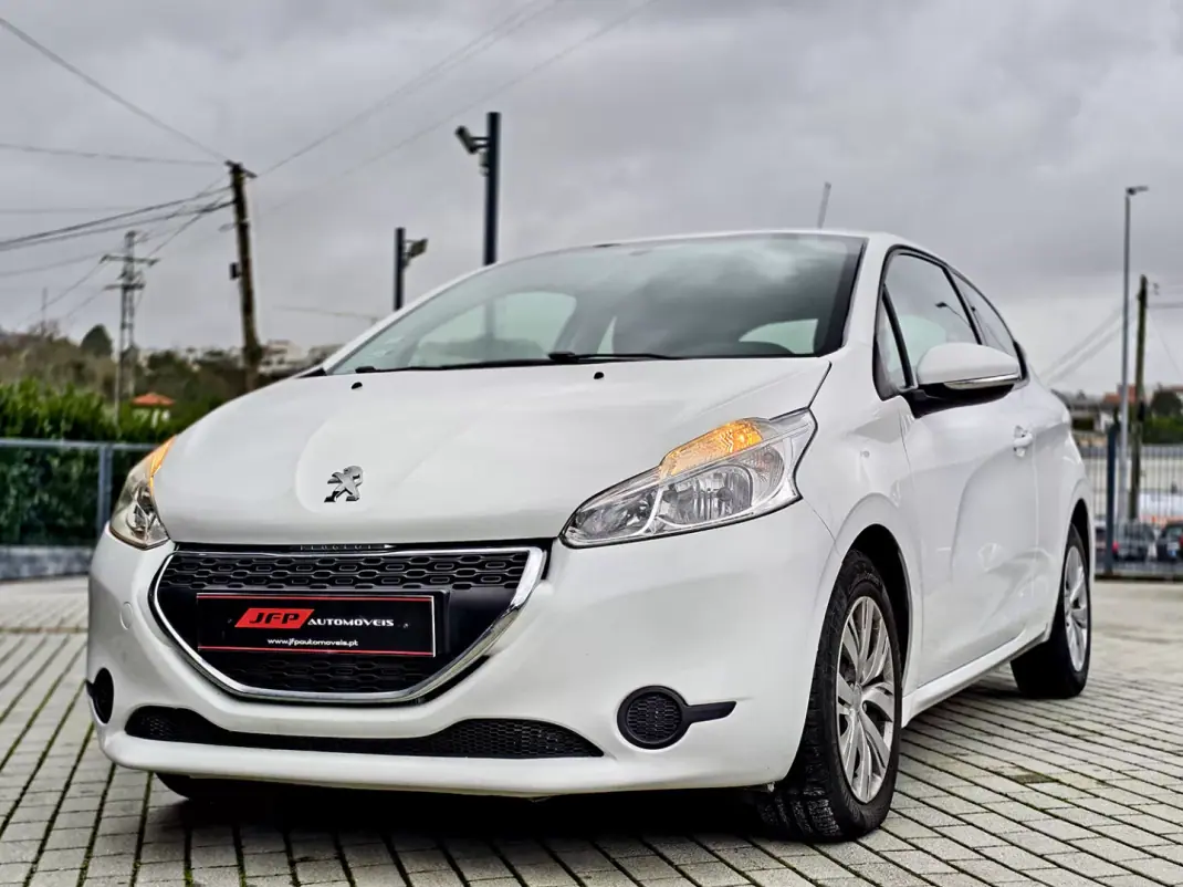 Peugeot 208 2014 - 7750 EUR, 117000 km - AUTO.MOTO.pt - 117000km - foto 3 de 16