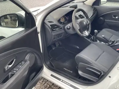 Renault Mégane 2011 - 7500 EUR, 272530 km - AUTO.MOTO.pt - 272530km - foto 11 de 27