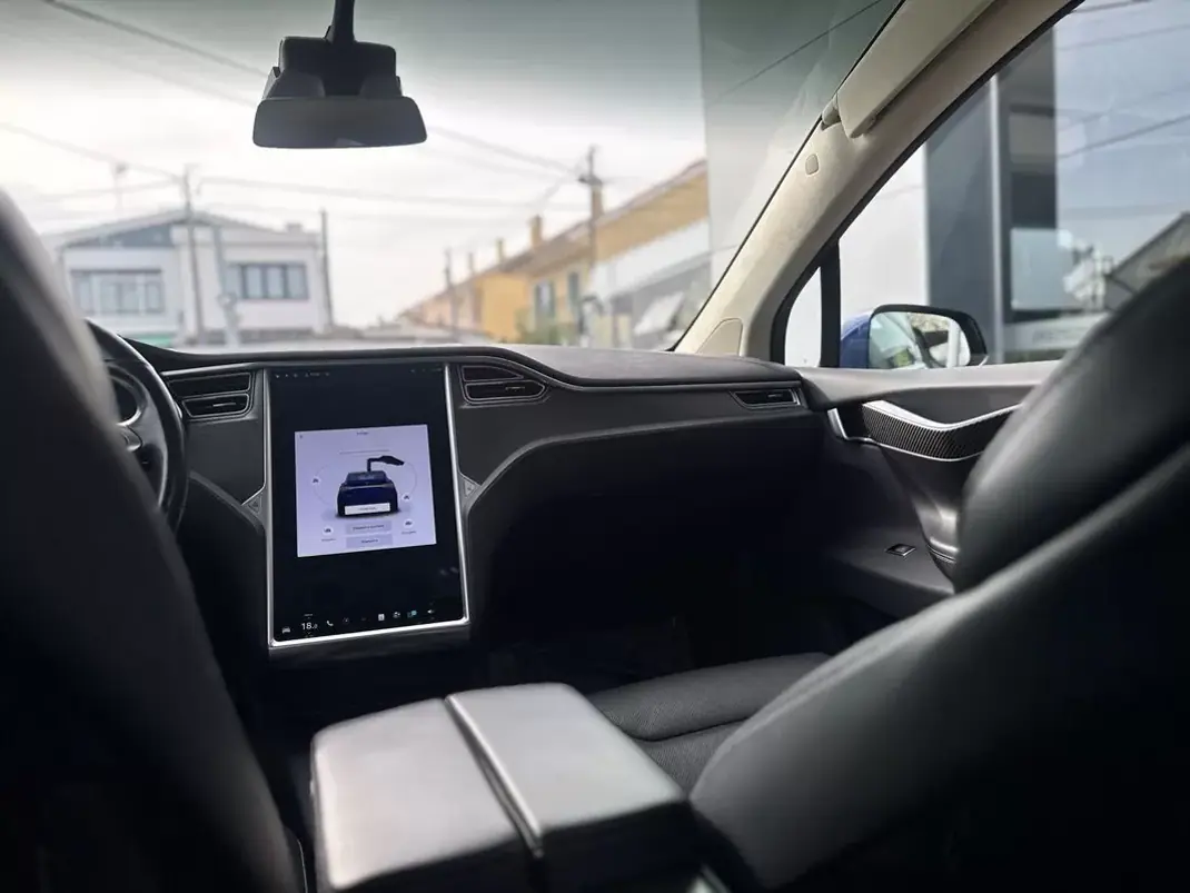 Tesla Model X 2017 - 38900 EUR, 49854 km - AUTO.MOTO.pt - 49854km - foto 6 de 14