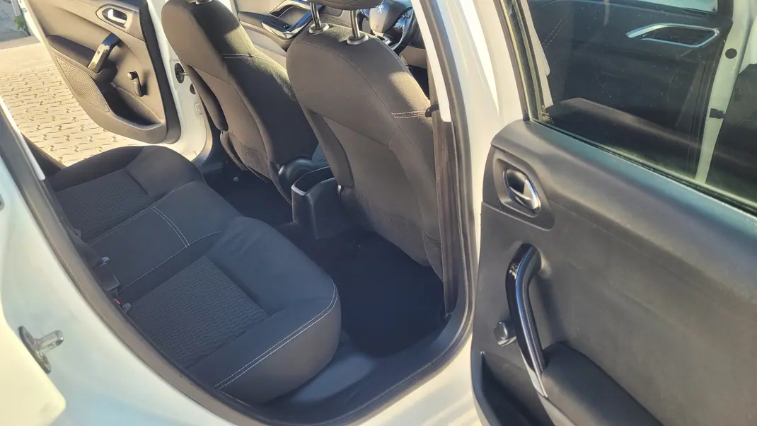 Peugeot 208 2016 - 7990 EUR, 83697 km - AUTO.MOTO.pt - 83697km - foto 7 de 10