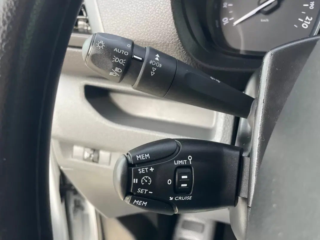 Opel COMBO 2022 - 17450 EUR, 123000 km - AUTO.MOTO.pt - 123000km - foto 35 de 37