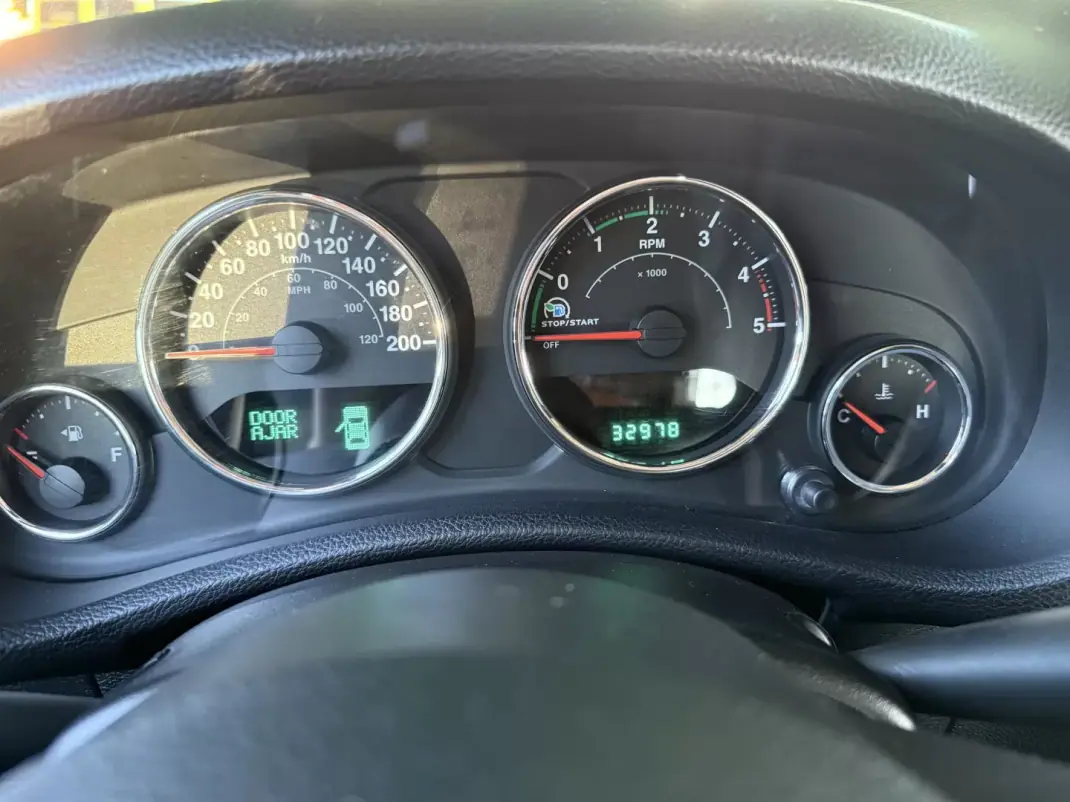 Jeep Avenger 2015 - 38600 EUR, 32000 km - AUTO.MOTO.pt - 32000km - foto 8 de 15