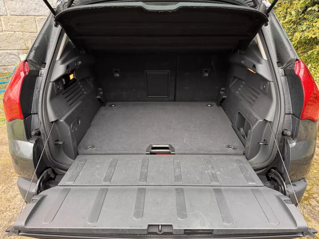 Peugeot 3008 2011 - 7900 EUR, 218000 km - AUTO.MOTO.pt - 218000km - foto 21 de 22