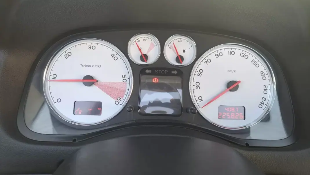 Peugeot 307 CC 2006 - 6490 EUR, 225826 km - AUTO.MOTO.pt - 225826km - foto 43 de 50