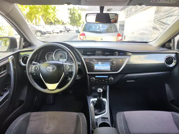 Toyota Auris Touring Sports 2015 - 11480 EUR, 229000 km - AUTO.MOTO.pt - 229000km - foto 22 de 39