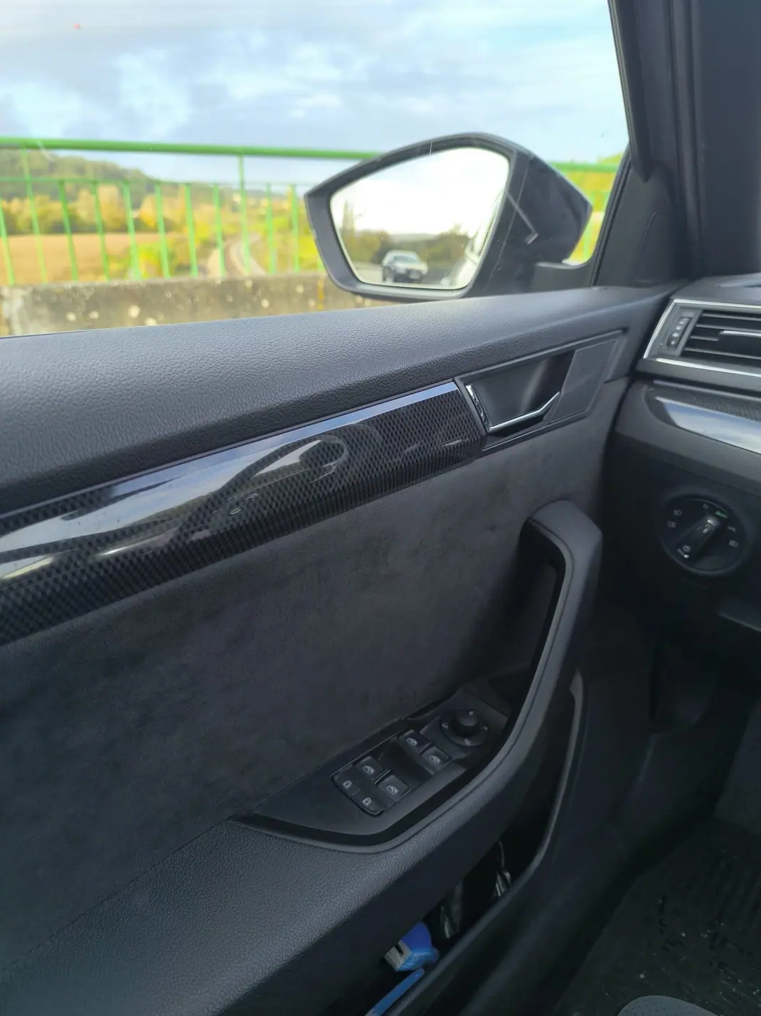 Skoda Superb 2018 - 21990 EUR, 100000 km - AUTO.MOTO.pt - 100000km - foto 7 de 15