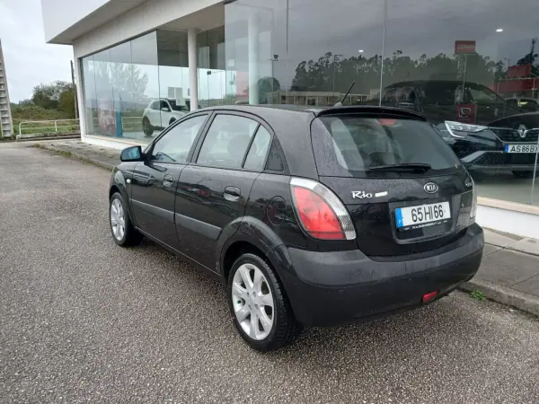 Kia Rio 2009 - 3900 EUR, 344000 km - AUTO.MOTO.pt - 344000km - foto 7 de 19