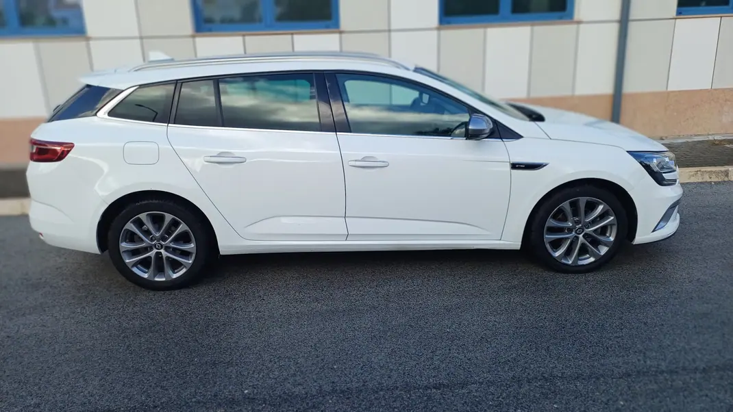 Renault Mégane 2018 - 12000 EUR, 124500 km - AUTO.MOTO.pt - 124500km - foto 3 de 17