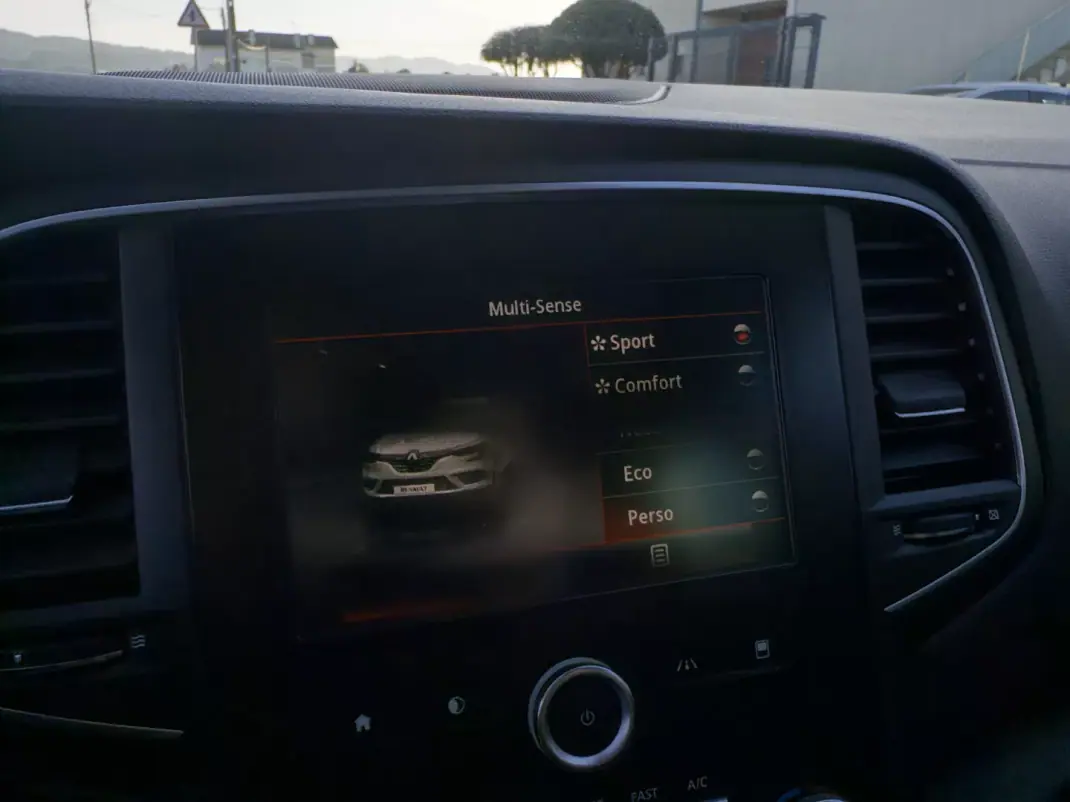 Renault Mégane Sport Tourer 2016 - 13990 EUR, 163000 km - AUTO.MOTO.pt - 163000km - foto 32 de 47