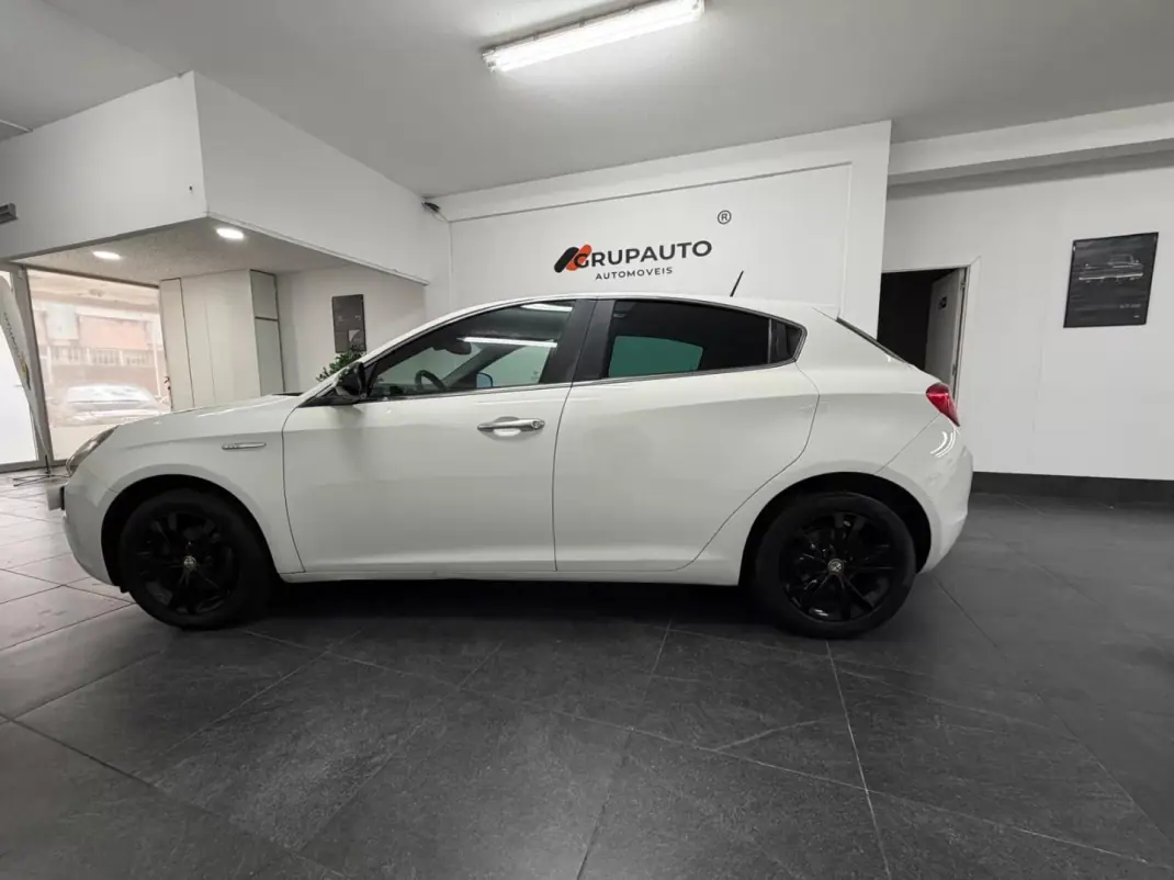 Alfa Romeo Giulietta 2011 - 7240 EUR, 206000 km - 206000km - foto 2 de 22