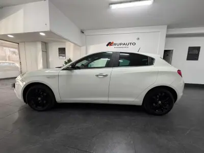 Alfa Romeo Giulietta 2011 - 7500 EUR, 209000 km - AUTO.MOTO.pt - 209000km - foto 5 de 21