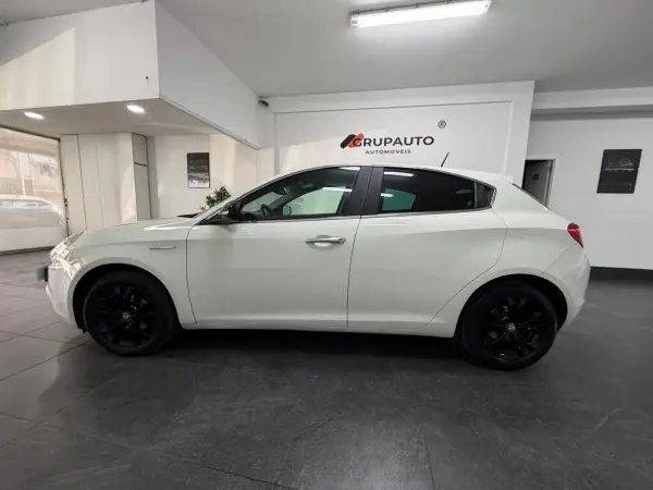 Alfa Romeo Giulietta 2011 - 7500 EUR, 209000 km - AUTO.MOTO.pt - 209000km - foto 5 de 21