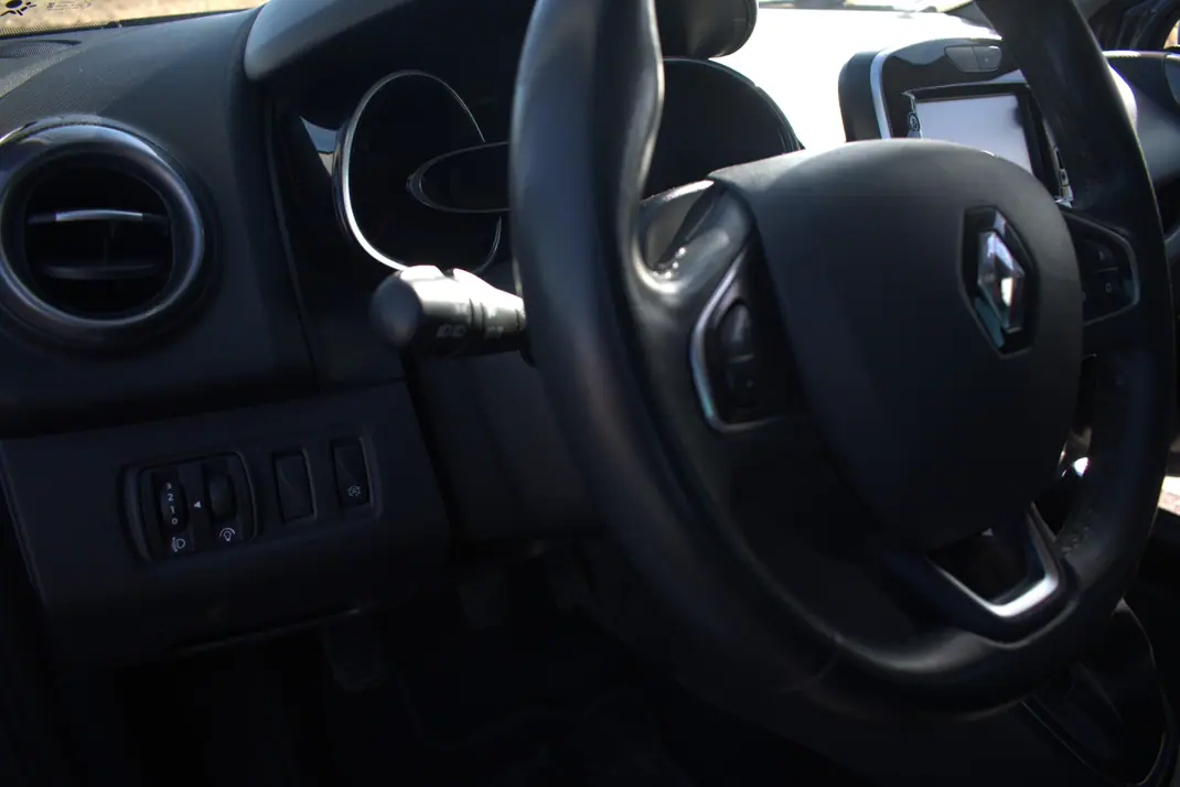 Renault Clio 2017 - 10490 EUR, 90000 km - AUTO.MOTO.pt - 90000km - foto 11 de 15