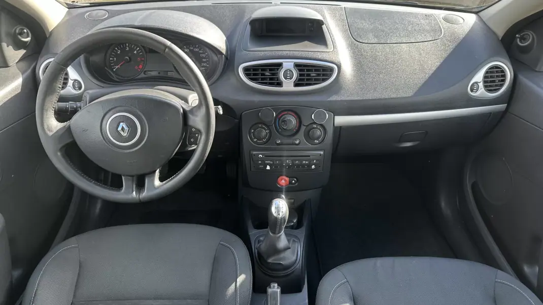 Renault Clio 2009 - 4500 EUR, 254000 km - AUTO.MOTO.pt - 254000km - foto 14 de 17
