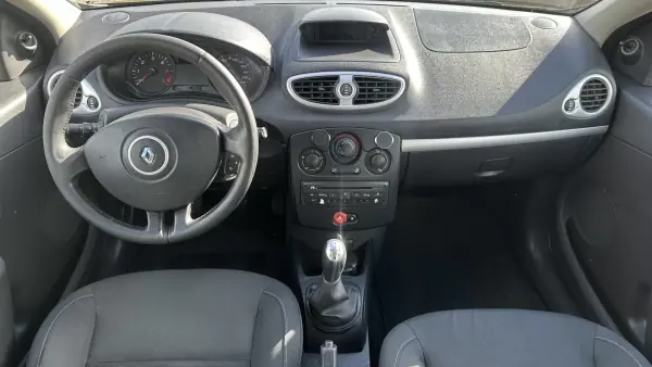 Renault Clio 2009 - 4500 EUR, 254000 km - AUTO.MOTO.pt - 254000km - foto 14 de 17