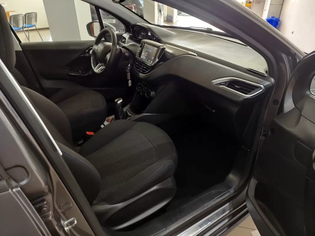 Peugeot 208 2018 - 9850 EUR, 48000 km - AUTO.MOTO.pt - 48000km - foto 20 de 23