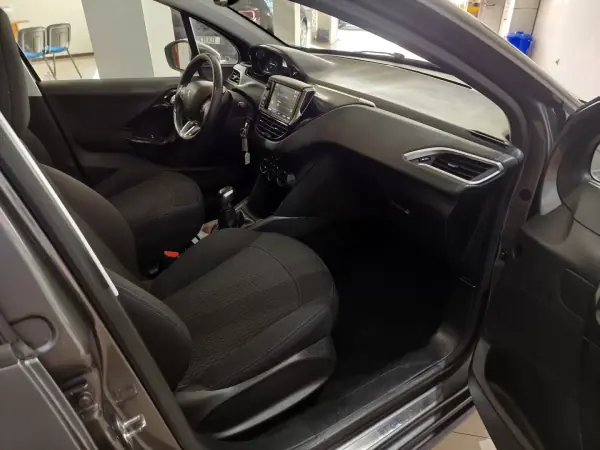 Peugeot 208 2018 - 9850 EUR, 48000 km - AUTO.MOTO.pt - 48000km - foto 20 de 23