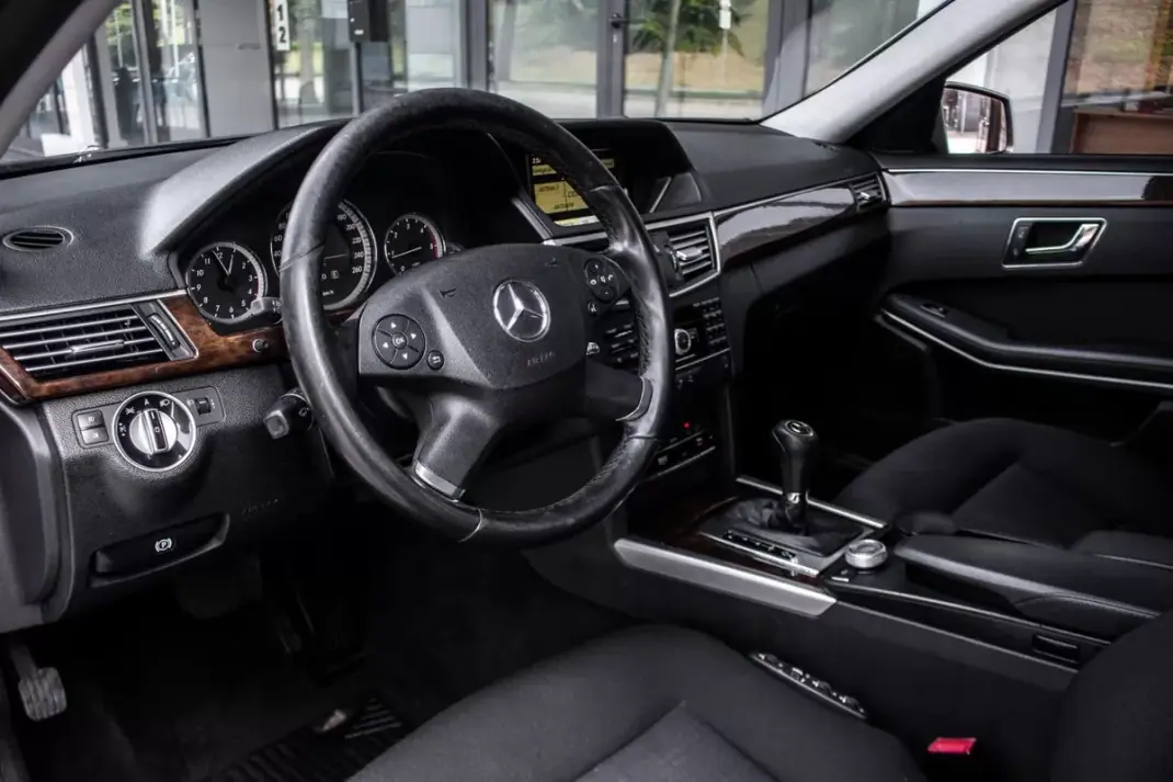Mercedes-Benz E 220 2010 - 10990 EUR, 489933 km - AUTO.MOTO.pt - 489933km - foto 25 de 41