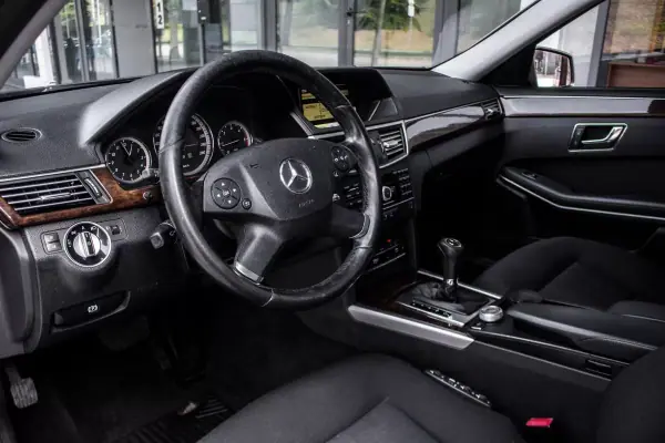 Mercedes-Benz E 220 2010 - 10990 EUR, 489933 km - AUTO.MOTO.pt - 489933km - foto 25 de 41