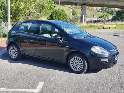 Fiat Punto Evo 2011 - 6480 EUR, 148000 km - AUTO.MOTO.pt - 148000km - foto 5 de 38