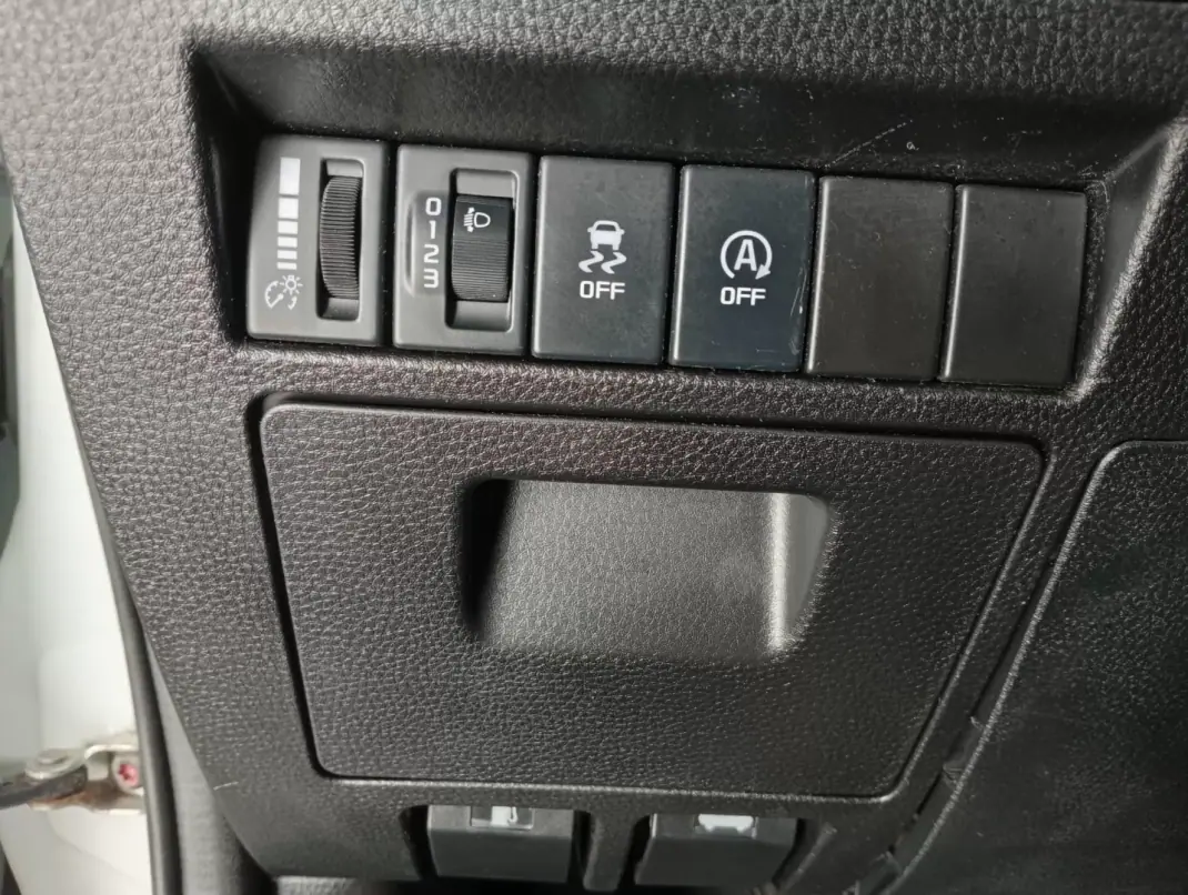 Isuzu D-MAX 2.5 4WD 2022 - 32900 EUR, 57200 km - AUTO.MOTO.pt - 57200km - foto 14 de 15