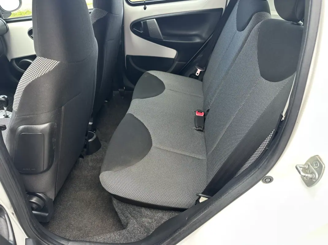 Toyota Aygo 2012 - 8290 EUR, 121000 km - AUTO.MOTO.pt - 121000km - foto 13 de 16